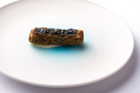 １皿目「久高島イラブーのシガレット」。イラブーの皮の薫香、身、だし、ビジュアルも含めてすべて生かした一品。