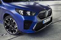 内部が矢印モチーフとなったヘッドランプと大型のフロントグリルが目を引く「X2 M35i xDrive」のフロントフェイス。キドニーグリルはオプションで照明付きも選べる。