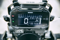 メーターはデジタル式。インジケーターの点灯でシフトタイミングを知らせるRPMインジケーターや、ギアポジションインジケーター、トリップメーターなど、さまざまな機能が搭載されている。