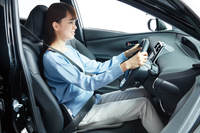 運転は、ただ座っているのではなく「腰を中心にして手や足を使う全身運動」。ハグドライブは骨盤をサポートして、正しいドライビングポジションを自然に実現してくれる。