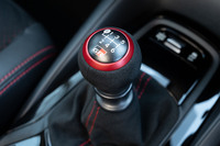 アルマイトレッドのリングが目を引くシフトセレクター。ドライブトレインでは6段MTの1速と3速のギア比を「RZ」から変更したほか、デファレンシャルギアをローギアード化して加速性能を向上。1、3、4、5速とデファレンシャルギアに高強度ギア材とショット処理を施すなど、耐久性の向上も図っている。