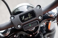 シンプルデザインを身上とするチョッパーゆえ「ストリートボブ114」は計器類を持たない……わけはなく、ハンドルクランプ一体型の液晶メーターが備わる。