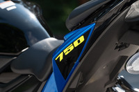 長らく日本のバイク界において、大排気量車のひとつの指標となっていた750cc。今ではこのクラスの4気筒モデルは「GSX-S750」だけで、それも2022年11月の「平成33年（令和2年）排ガス規制」全面適用をもって絶版となる。