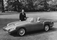 1961年「リライアント・セイバー」。ラダーフレームにFRP製オープン2座ボディーを架装し、英国フォード製1.7リッター直4 OHVエンジンを搭載。