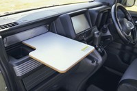 弁当を広げたりPCでの作業をしたりするのに便利な脱着式の「簡易テーブル」（1万4300円）。5kgの荷重を許容する。