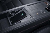 センターコンソールには、スマートフォンの非接触充電システムも備わる。