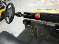 ルフトハンザ電動カートの運転席。