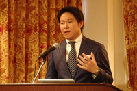 「トミーカイラZZ」の商品説明を行うGLMの小間裕康社長。