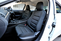 安全装備が充実した新グレード「プロアクティブ」（写真）のシート地はブラックのクロスとなる。