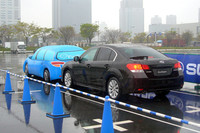 屋外で実施された、衝突（回避）テストの様子。