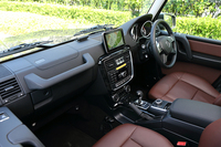 「G350ブルーテック」のインパネまわり。ディテールはすっかり洗練されたが、奥行きのない角張った形状のダッシュボードや、そこに備えられた無骨な手すりなど、基本的な構造は昔のままだ。
    