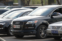 軍ナンバーを掲げる、黒い「アウディQ7」。