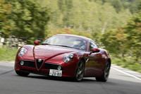 ボディサイドの「Centro Stile　Alfa Romeo」（チェントロスティーレ）というエンブレムが示すように、デザインを担当したのはアルファの社内デザインチーム。ちなみにデザインを担当したウォルフガング・エッガー氏は、アウディに移籍した。