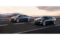 「キャデラックATSセダン」（奥）と「ATSクーペ」（手前）。