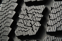 六角形状の切り込みが「スパイダーサイプ」。縦だけでなく横を含めた全方向にすぐれた制動性能を発揮するという。