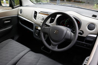 5代目の「ワゴンR」は低燃費が開発のテーマ。全車にアイドリングストップ機構が標準装備された。