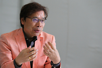 ＜プロフィール＞
	1987年マツダ入社。パワートレイン技術開発本部、パワートレイン開発センターを経て、1998年にマツダノースアメリカンオペレーションズ（MNAO）に出向。マツダに帰任後も、一貫してパワートレイン開発センターでエンジン開発に携わり、2009年に「アクセラ／Mazda3」（2代目の後期型）の担当主査を務めた。1965年生まれ。