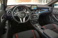 インテリアは「Aクラス」に倣ったデザインが採用される。独立したタブレット型端末のように見える液晶画面が特徴的だ。
    