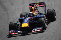 シーズン後半、同じマシンながらウェバーを常に凌駕してきたベッテル（写真）。だがポイントランキングではウェバーが先行し、レッドブル内で妙な“ねじれ”が生じていた。またトルコGPでの同士討ちに端を発して、ベッテルに肩入れするチーム首脳の存在なども明らかになり、今回のレース前にも「チームは感情面でベッテルをひいきしている」というウェバーの発言も聞かれた。表向きは友好的に見えるが、最速マシンを擁するチーム内にはさまざまな思惑が渦巻いている。（写真＝Red Bull Racing）