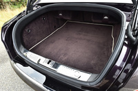 トランクルームの容量は、475リッター。純正オプションのカーオーディオシステムを選択するとキャビン側に突起が生じ（写真奥）、収納スペースは減少する。