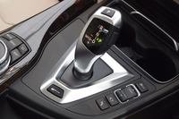 シフトレバーの付け根の近くに、エンジンとモーターのオペレーションを行うための「eDriveボタン」がレイアウトされる。