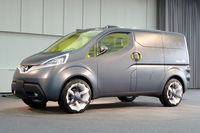 「日産NV200」のデザインは、ロンドンと日本の合作。スポーツ用サングラスをイメージしたというイエローガラスが、マットなボディカラーに映える。