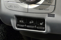 ヒルディセントコントロールなどのコントロールスイッチ。センターコンソールの最下段に備えられている。
    