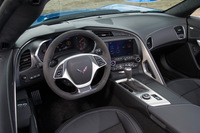 インテリアの意匠については標準モデルの「コルベット」から大きな変更はない。日本仕様では標準装備となるインフォテインメントシステムは「Apple CarPlay」に対応している。