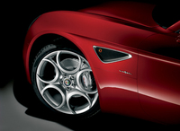 4輪ドリルド・ベンチレーテッド・ディスクは、前が360φ／後が330φ。これにモノブロック6ピストンキャリパー／4ピストンキャリパーが各々組み合わされる。
