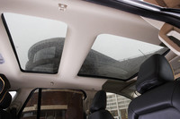 明るく開放感のある室内。MKXは、「パノラミック・ビスタルーフ」が標準装備。フロントは電動開閉式、リアは固定式。ちなみに本国ではオプション設定だとか。



