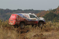 ビッグジャンプをきめる「ランドクルーザー200」。