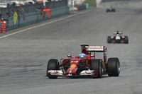 最初の2戦をフェラーリはパッとしないまま終えた。フェルナンド・アロンソ（写真）は予選4位、決勝ではニコ・ヒュルケンベルグを終盤に抜いたが4位がやっと。レース後「競争力がない」と今季型「F14 T」へのフラストレーションをあらわにした。チームメイトのキミ・ライコネンは予選6位、レースではケビン・マグヌッセンとの接触でタイヤがパンク、後方からの追い上げで結果12位完走。（Photo=Ferrari）
    
    