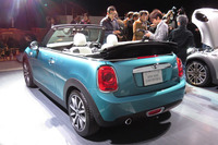 「クーパー コンバーチブル」のリアビュー。