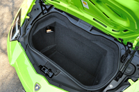 ノーズ部には、週末の小旅行程度なら十分な容量のトランクスペースが備わる。