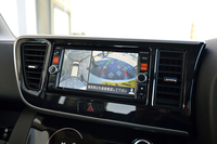 「カスタム」は全車にバックモニターを標準装備。オプションで「マルチアラウンドモニター（バードアイビュー機能付き）」も用意している。