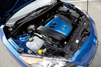 新グレード「SKYACTIV」シリーズに搭載される、「SKYACTIV-G 2.0」ユニット。高圧縮化に加え、各部の軽量化と低フリクション化などが図られ、10・15モードで最高20.0km/リッター、JC08モードで最高17.2km/リッター（グレードと車重による）の燃費を実現した。