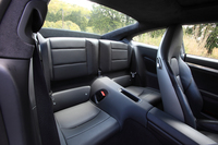 「子供用」「非常用」と形容されることの多い、リアの居住空間。後席の背もたれを前方に倒せば、205リッター分の荷物置き場を作り出すことができる。
    