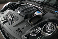 400psを発生する、「マカン ターボ」の3.6リッターV6ターボ。ボンネットの面積は広く、ご覧のように、ヘッドランプだけを残すように開く。
    