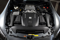 ドライサンプの4リッターV8ツインターボエンジン（510ps）は、一見エンジンカバーに見える黒いプレートの下にはなく、もっとスカットルに寄せて搭載されている。