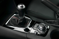 6段MTを幅広く設定するのも「アクセラ」の特徴のひとつ。1.5ガソリンだけでなく、2.0ガソリンにも設定される（ただし来春発売）。さらに2.2ディーゼルにも用意される。