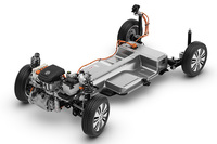 リチウムイオンバッテリーは床下に收まっている。総重量は230kg。最大容量は18.7kWhで、最長160kmを走行することができる。