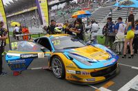 グリッド上でスタートを待つ、シンハー モータースポーツ チームの「フェラーリ458イタリアGT3」。