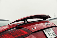 ボタンで手動操作するか、車速が120km/hに達すると立ち上がるリアスポイラー。ロードスター、クーペとも備わっている。