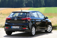 適度な躍動感のあるたたずまい。Cピラーにはブラックパネルがアクセントとして用いられているが、このボディーカラーではその効果を生かせないのが惜しい。