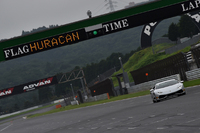 富士スピードウェイのメインストレートを行く。しかし今回は250km/h超の高速域は試せず。