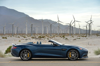 電動ファブリックルーフは従来の「DBSヴォランテ」と同様に14秒で畳まれる。48km/h（30mph）以下であれば、走行中の開閉操作が可能である点も同じ。