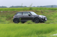 ちなみに、本文中に出てくる歌詞はディズニー映画『アナと雪の女王』の主題歌のもの。日本語吹き替え版では、歌手のMay J.と女優の松たか子が歌っている。
    