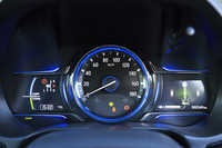 メーターは単眼式。中央が速度計で、外周がブルーに光るようになっている。