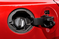 燃料タンクの容量は63リッター。JC08モード燃費は10.4km/リッター。