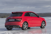 本国では多種多様なオプションがそろっており、カスタマイズの自由度の高さも「S1」の魅力となっている。この車両のルーフスポイラーは「ダブルブレード」と呼ばれるオプション。